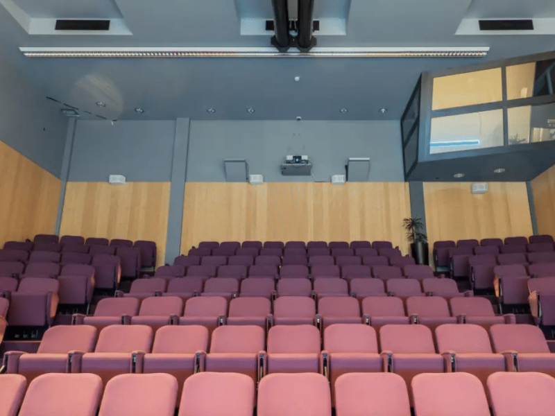aula with purple chairs